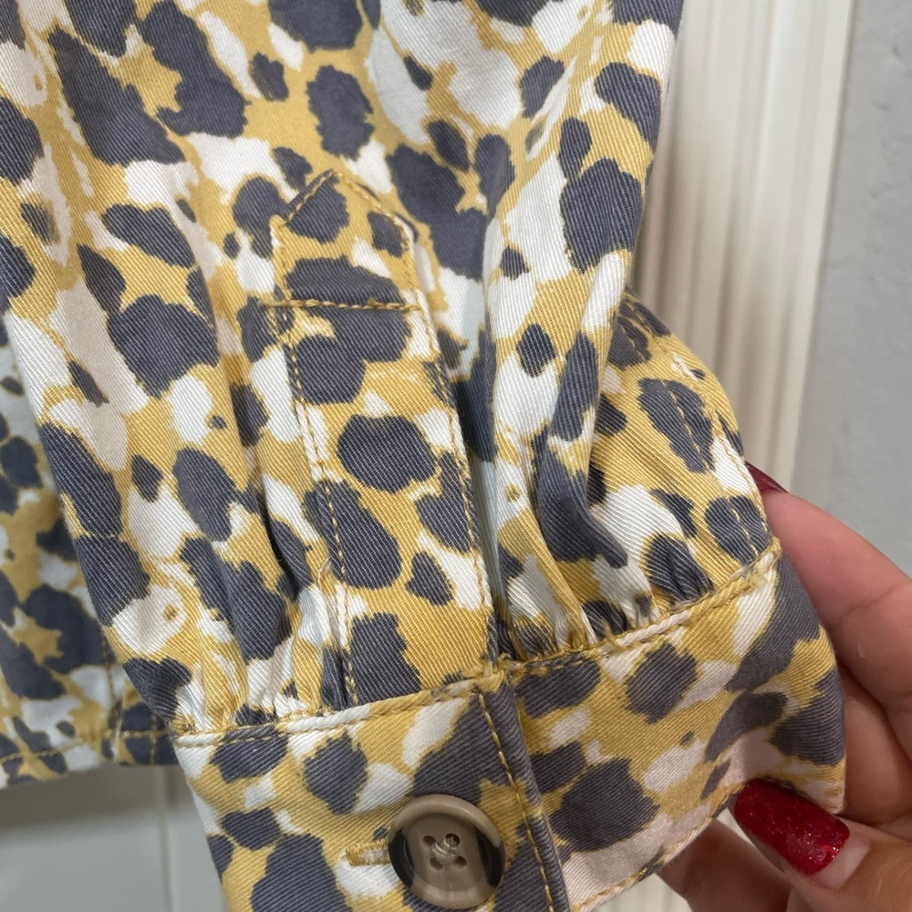 CAbi Providence Shirt Jacket in yellow Leopard Print - Picture 3 of 9